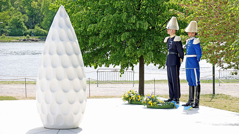 Två soldater vid veteranmonumentet Restare
