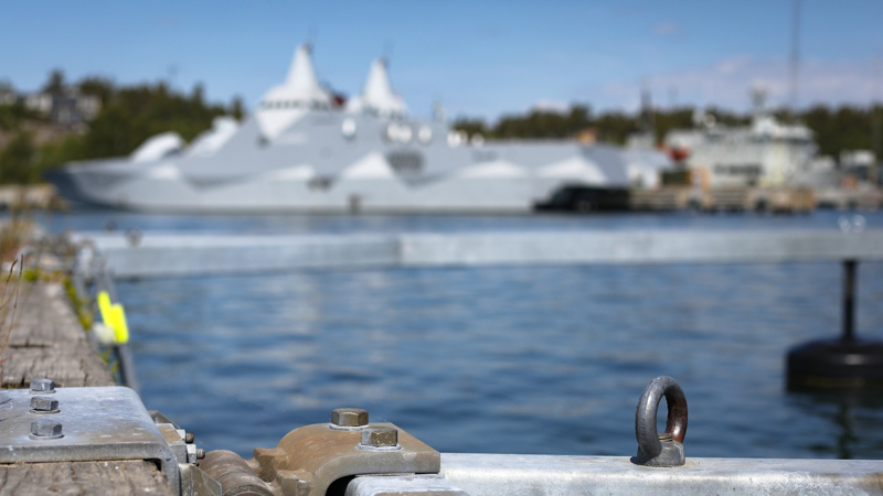 Hamn med brygga och en Visbykorvett i bakgrunden