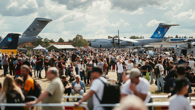 Stor publik samlad bland uppställda militärflygplan och helikoptrar.