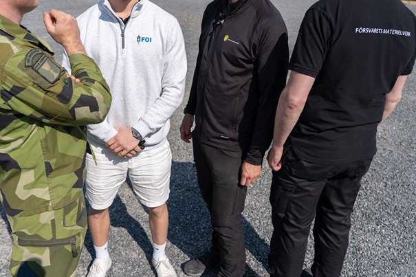 Personer från olika myndigeheter står tillsammans.
