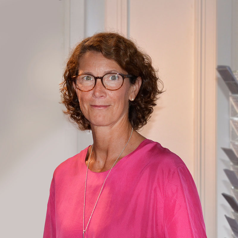 Kvinna i rosa topp.