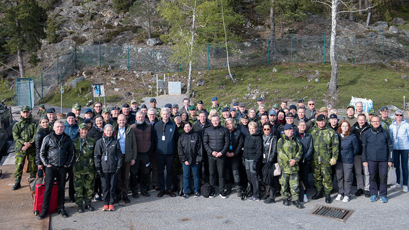 Stor grupp människor civila och militärer.