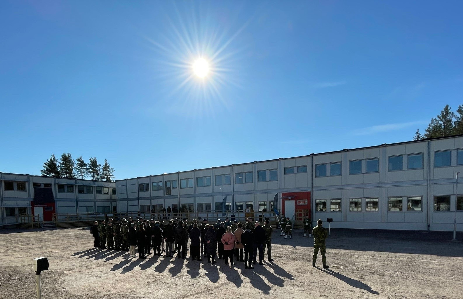 Personal i uppställning på kaserngården vid A 9 i Kristinehamn. 