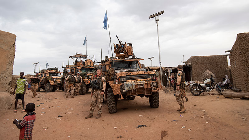 Militärafordon i Mali med svenska soldater i uniform utanför