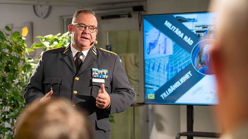 överbefälhavare Michael Claesson talar inför medarbetarna