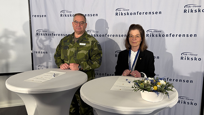 Överbefälhavare Michael Claesson och Fortifikationsverkets generaldirektör Maria Bredberg Pettersson vid signeringsbordet på Folk och Försvar.