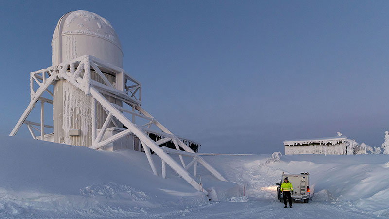 torn med vit dom på men man står vid en bild nedanför i ett snöigt landskap.