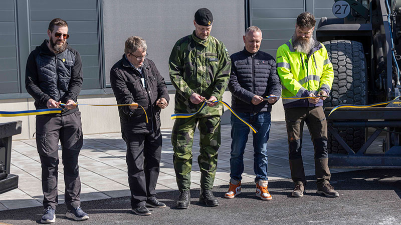 Fem gubbar på rad står och klipper ett invigningsband