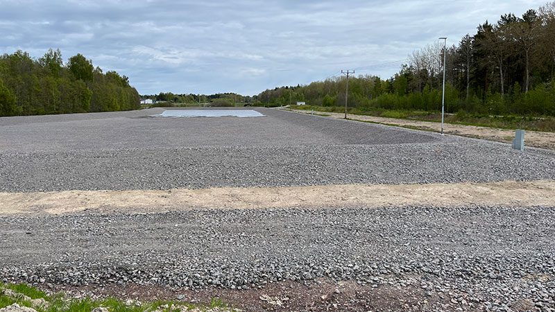 Utblick över den stora reningsbädden som är toppad med grus