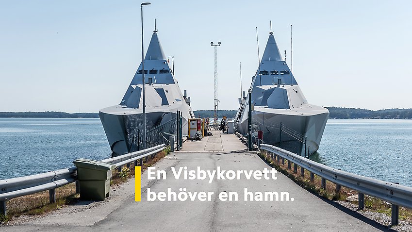 två stridsfartyg står vid kaj på bilden finne en text "en visbykorvett behöver en hamn"